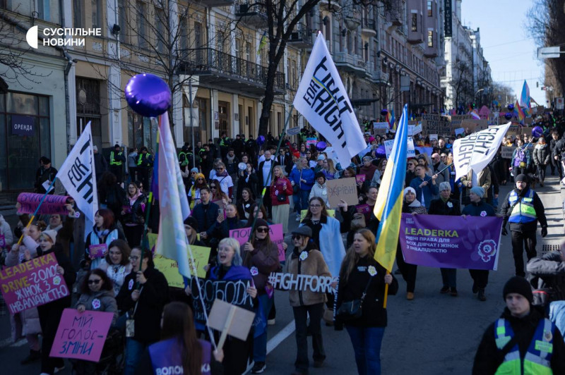 Марш жінок проходить в центрі Києва вперше після вторгнення РФ