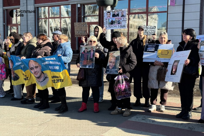 "Чекаємо не квітів — чекаємо своїх": у Києві відбулася акція на підтримку цивільних полонених
