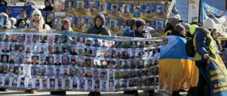 Чекали три роки: у Києві під час акції родичів військовополонених жінка дізналася про повернення сина з полону