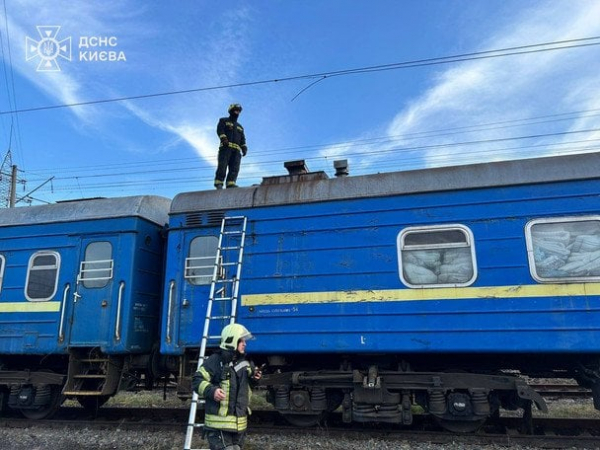 Підлітки залізли на потяг: один загинув, за життя двох борються лікарі
Підлітки залізли на потяг: один загинув, за життя двох борються лікарі