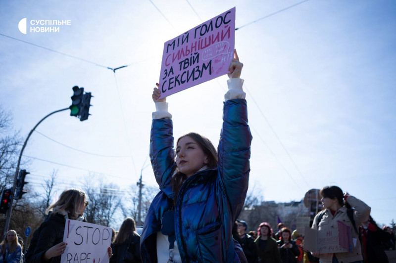 Марш жінок проходить в центрі Києва вперше після вторгнення РФ