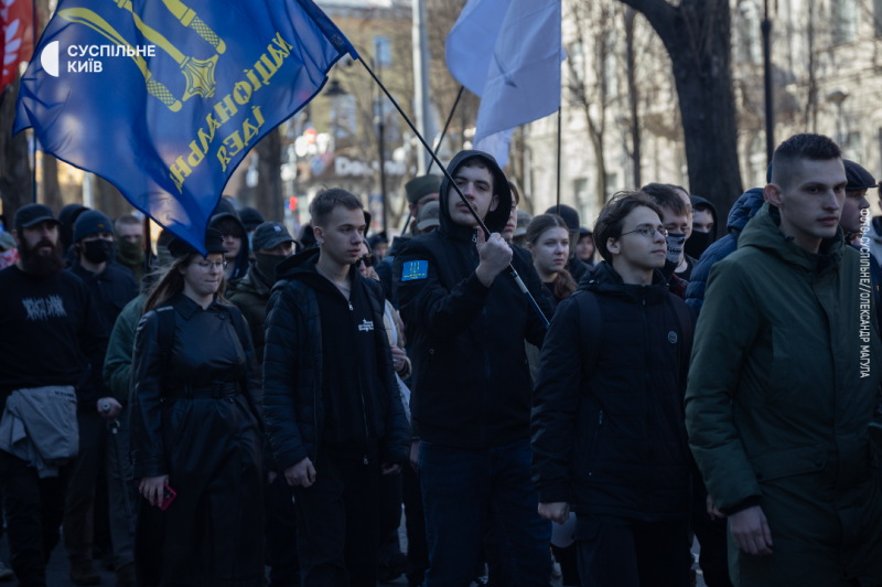 "Нас не так багато, але ми все одно це все втримали": у Києві відбувся марш до Дня добровольця