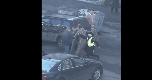 
 У Києві перевірка документів закінчилась застосуванням сльозогінного газу: що сталося (відео)
 