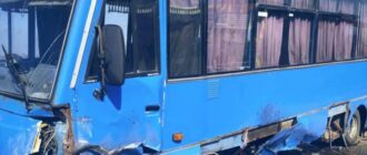 На Київщині зіткнулися автобус та автівка: одна людина загинула, є поранені