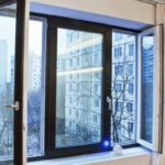 У Києві з вікна багатоповерхівки випав чоловік: деталі трагедії