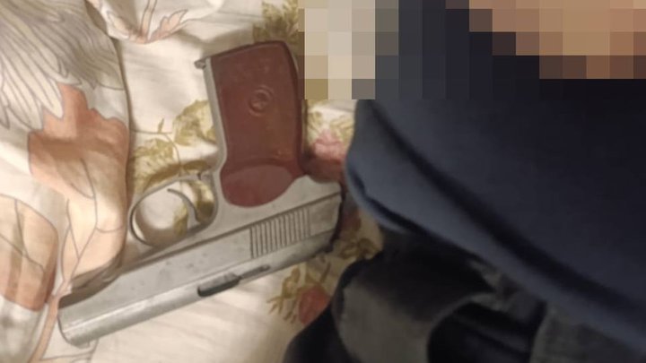 На Київщині знайшли мертвими чоловіка та його доньку: у поліції кажуть, що батько вбив дитину і застрелився