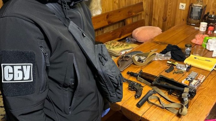 Продавали автомати під виглядом ремонту авто: у Києві викрили торговців зброєю