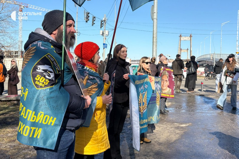"Потім більше обмінів": у Києві родичі військовополонених та зниклих безвісти зібралися на щонедільну акцію