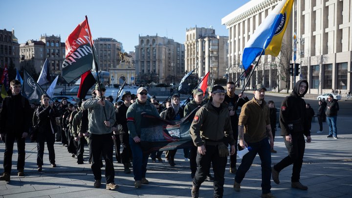 "Нас не так багато, але ми все одно це все втримали": у Києві відбувся марш до Дня добровольця