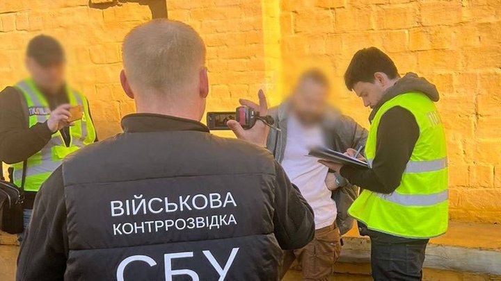 За 9000$ обіцяв перевести бійця з фронту на службу у тилу: у Києві затримали підозрюваного офіцера ЗСУ