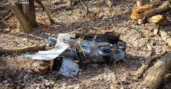 
 У Києві з річки дістали уламки російської ракети (фото)
 