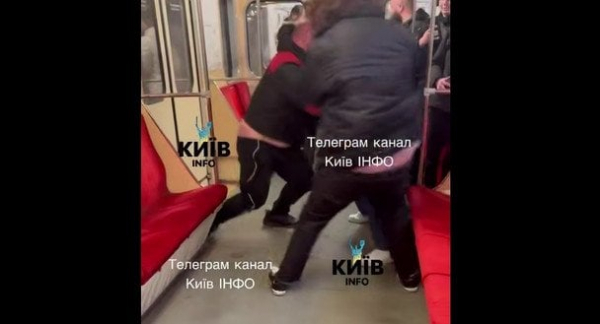 Побилися до крові: в вагоні метро Києва сталася бійка між чоловіками
Побилися до крові: в вагоні метро Києва сталася бійка між чоловіками