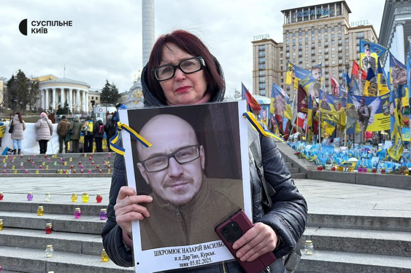 Чекали три роки: у Києві під час акції родичів військовополонених жінка дізналася про повернення сина з полону