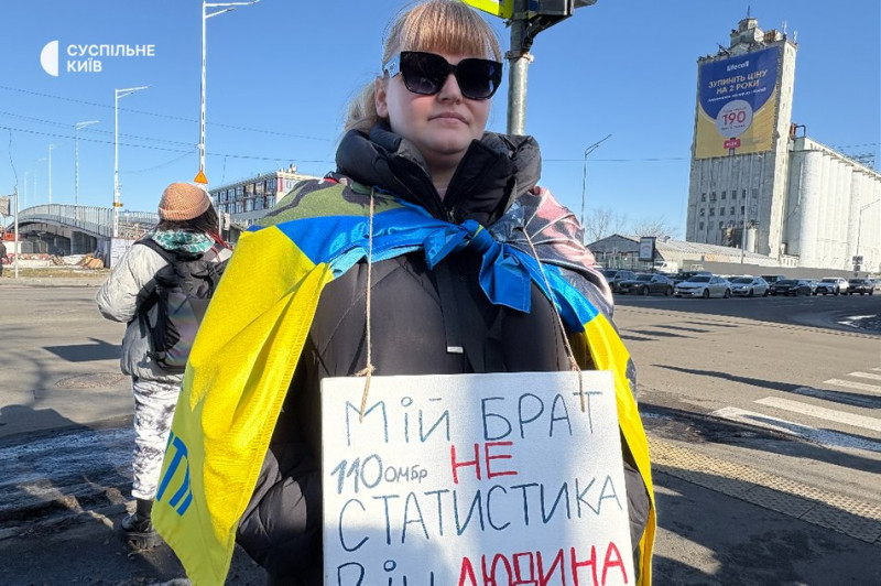 "Потім більше обмінів": у Києві родичі військовополонених та зниклих безвісти зібралися на щонедільну акцію