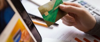 Українцям можуть блокувати картки: яку суму тепер контролюють банки