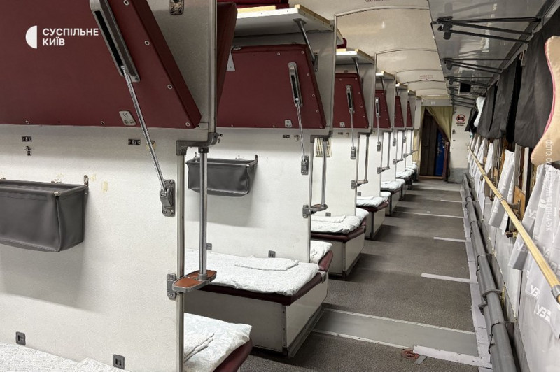 "Маємо практику, яку наслідують країни Європи": у Києві показали евакуаційні вагони УЗ