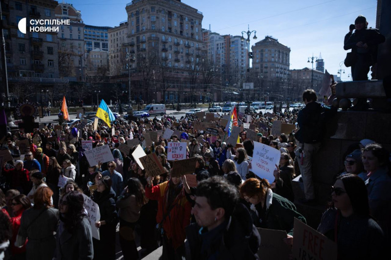 Марш жінок проходить в центрі Києва вперше після вторгнення РФ