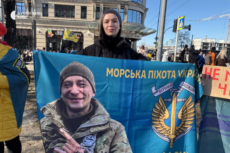 "Потім більше обмінів": у Києві родичі військовополонених та зниклих безвісти зібралися на щонедільну акцію