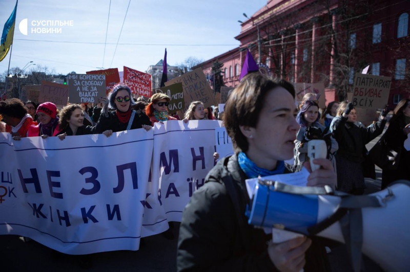 Марш жінок проходить в центрі Києва вперше після вторгнення РФ