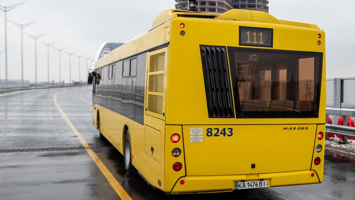 На лівому березі Києва на маршрути повертаються тролейбуси і трамваї