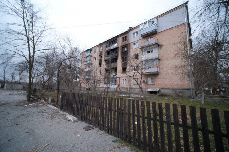 "Казали, що ми перші в черзі": мешканці будинку в Ірпені після деокупації чекають на ремонт роками