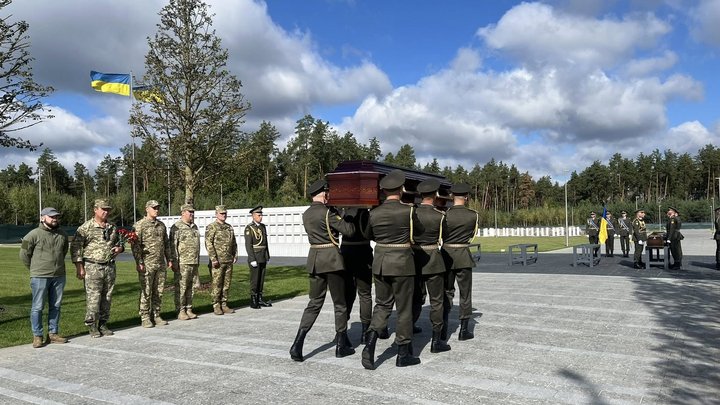 Чи продовжаться поховання на Національному військовому кладовищі після рішення Верховного суду