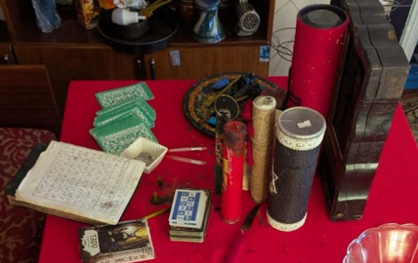 "Віщували" дружинам загиблих військових: у Києві викрили трьох "ясновидиць" "Віщували" дружинам загиблих військових: у Києві викрили трьох "ясновидиць"