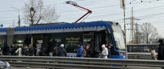 На лівому березі Києва повністю відновився рух тролейбусів і трамваїв: яка ситуація на зупинках