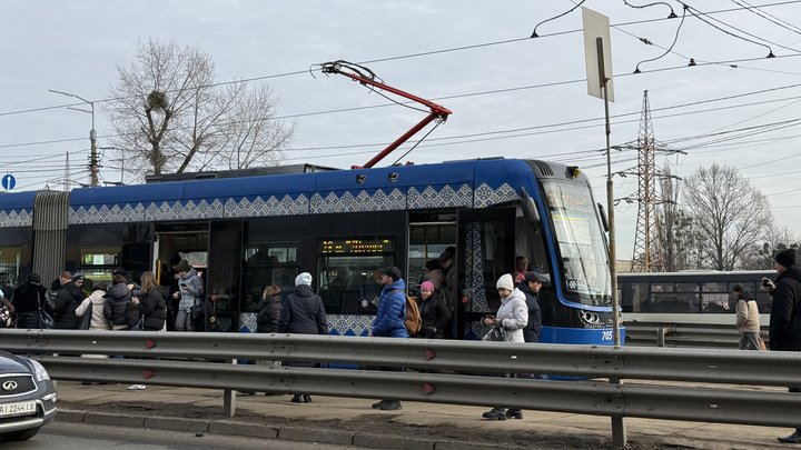 На лівому березі Києва повністю відновився рух тролейбусів і трамваїв: яка ситуація на зупинках