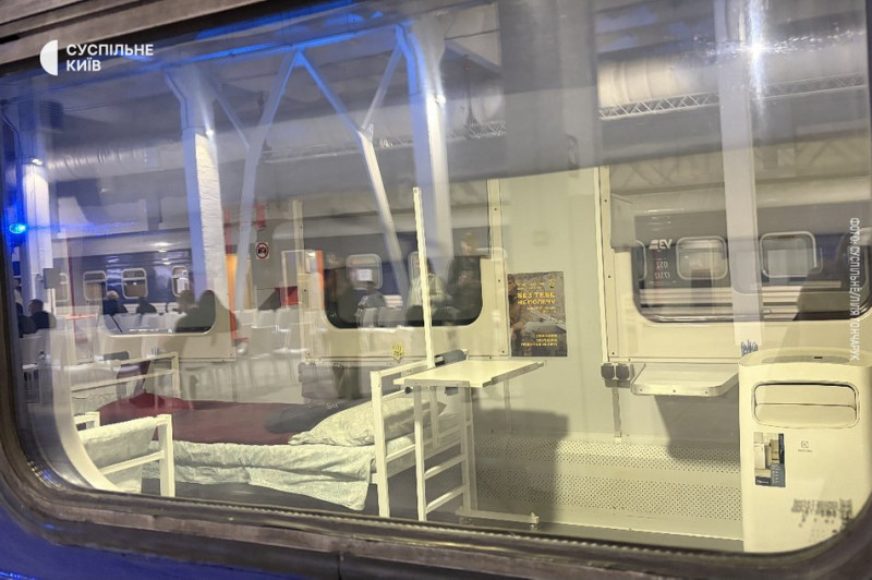 "Маємо практику, яку наслідують країни Європи": у Києві показали евакуаційні вагони УЗ