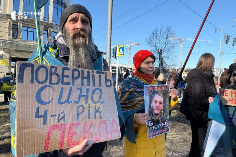 "Потім більше обмінів": у Києві родичі військовополонених та зниклих безвісти зібралися на щонедільну акцію