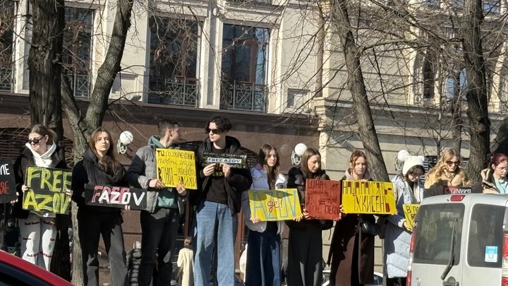 "Потім більше обмінів": у Києві родичі військовополонених та зниклих безвісти зібралися на щонедільну акцію