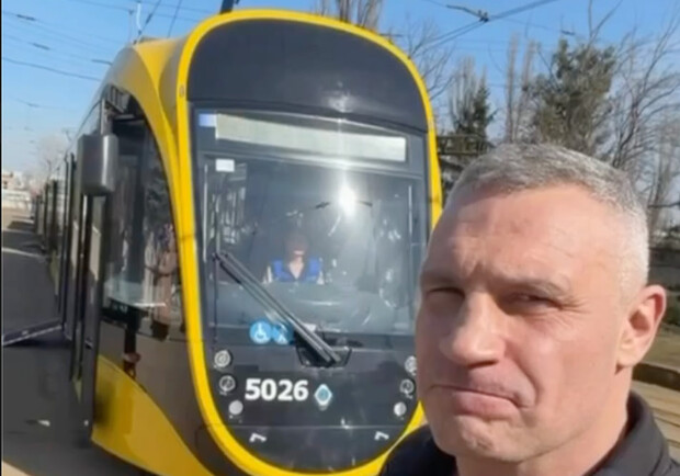 С кондиционерами и зарядками для гаджетов: на левом берегу Киева запустили три новых трамвая -