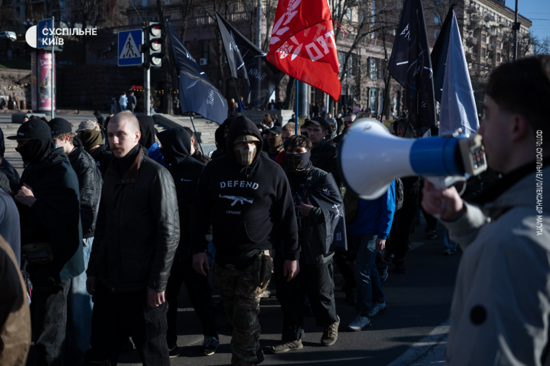 "Нас не так багато, але ми все одно це все втримали": у Києві відбувся марш до Дня добровольця