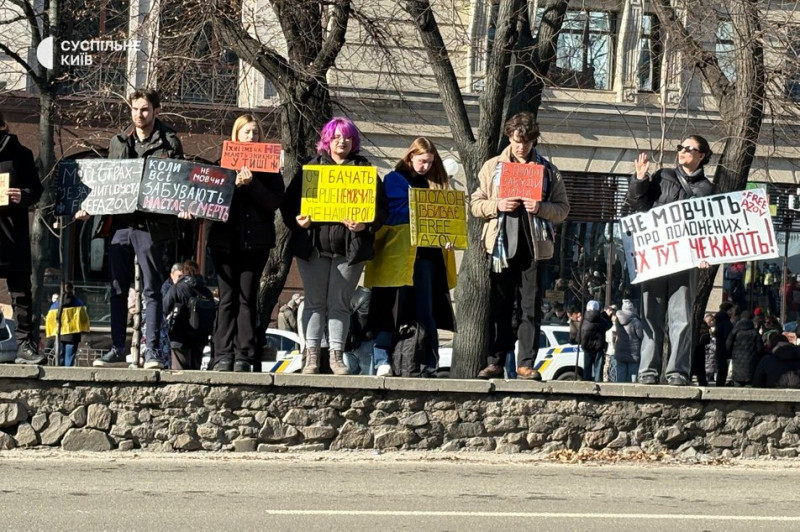 "Потім більше обмінів": у Києві родичі військовополонених та зниклих безвісти зібралися на щонедільну акцію