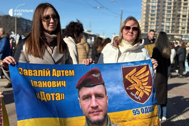 "Інформації про них немає": в Києві пройшла щотижнева акція на підтримку полонених