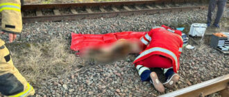 Підлітки залізли на потяг: один загинув, за життя двох борються лікарі