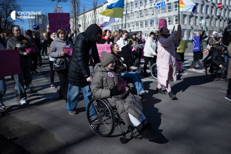 Марш жінок проходить в центрі Києва вперше після вторгнення РФ