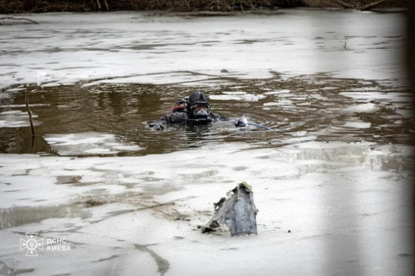 
 У Києві з річки дістали уламки російської ракети (фото)
 