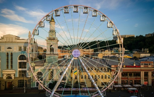 Суд скасував арешт колеса огляду на Контрактовій площі в Києві Суд скасував арешт колеса огляду на Контрактовій площі в Києві