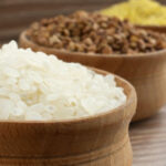 Полиці порожніють: у Києві розкуповують дешевшу гречку, а ціни на крупу б’ють рекорди