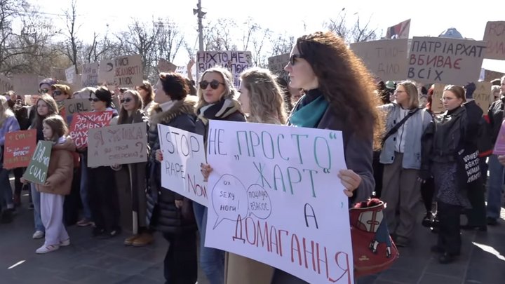 Марш жінок проходить в центрі Києва вперше після вторгнення РФ