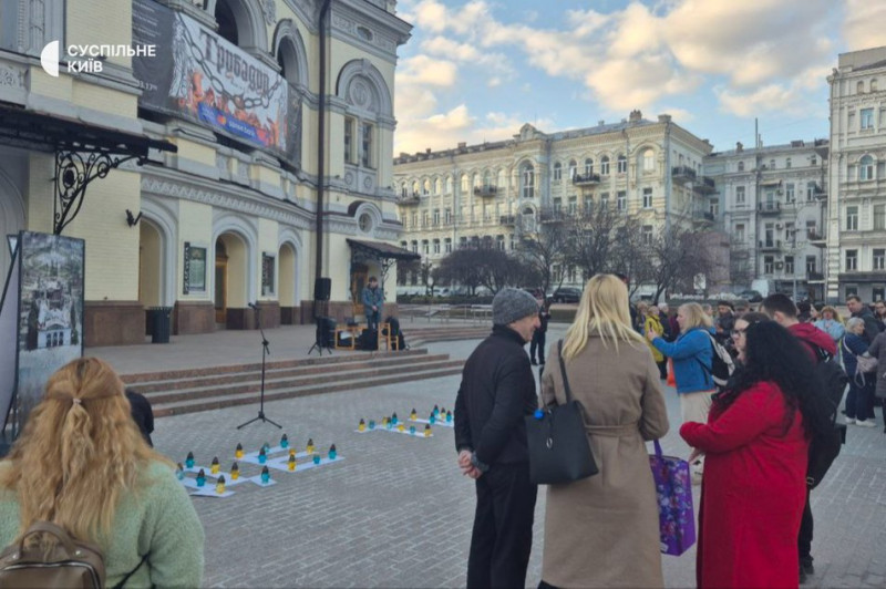 "Вони не можуть розділити з нами цей весняний день": в Києві вшанували загиблих в Маріупольському театрі