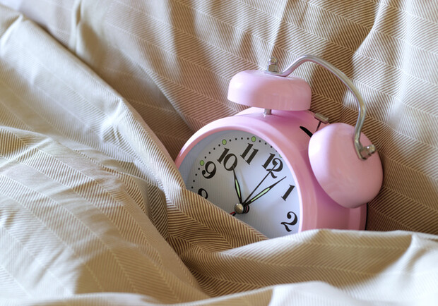 Україна переходить на літній час: коли і як переводити годинники цими вихідними