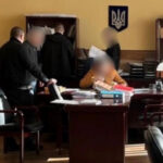 У Києві посадовці отримали підозри за фіктивне працевлаштування чоловіків