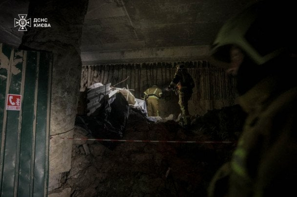 
 Упав до&nbsp;5-метрової ями та&nbsp;опинився на&nbsp;вулиці Київської Русі: хлопець дивом вижив у&nbsp;покинутій будівлі (фото)
 