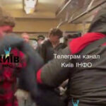 Побилися до крові: в вагоні метро Києва сталася бійка між чоловіками