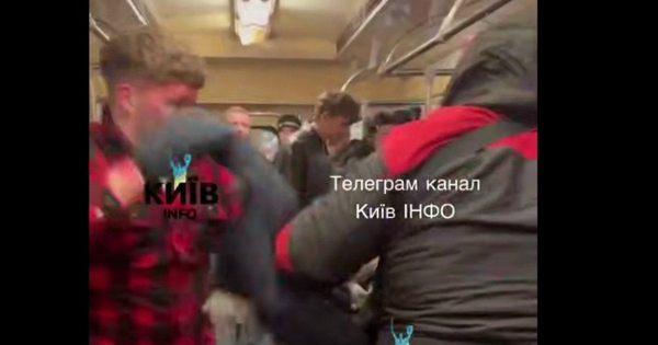 Побилися до крові: в вагоні метро Києва сталася бійка між чоловіками
Побилися до крові: в вагоні метро Києва сталася бійка між чоловіками