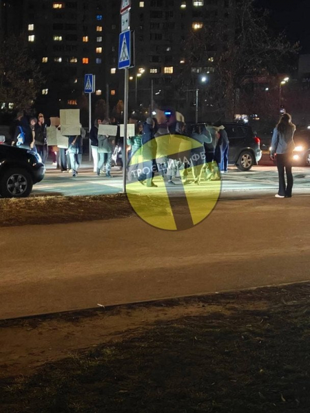 У Києві мешканці перекрили вулицю: що сталося (фото, відео)
У Києві мешканці перекрили вулицю: що сталося (фото, відео)