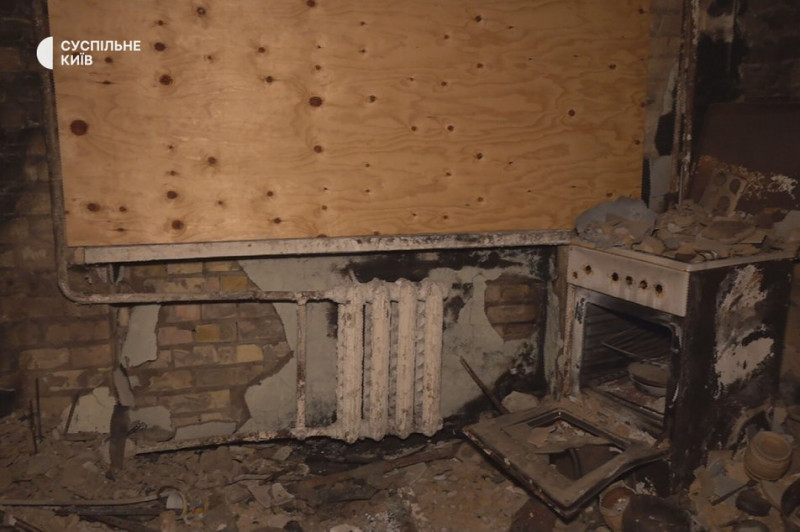 "Казали, що ми перші в черзі": мешканці будинку в Ірпені після деокупації чекають на ремонт роками